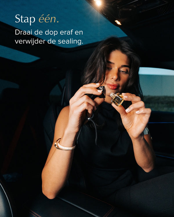 De dop wordt van het flesje gedraaid