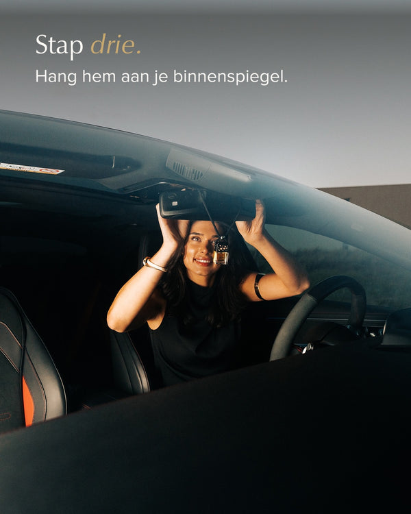 Het flesje wordt aan de binnenspiegel gehangen