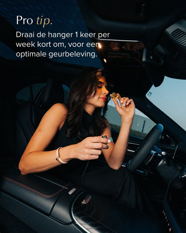 Iemand ruikt aan het flesje in de auto
