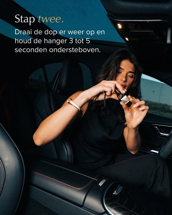 Het flesje wordt ondersteboven gehouden